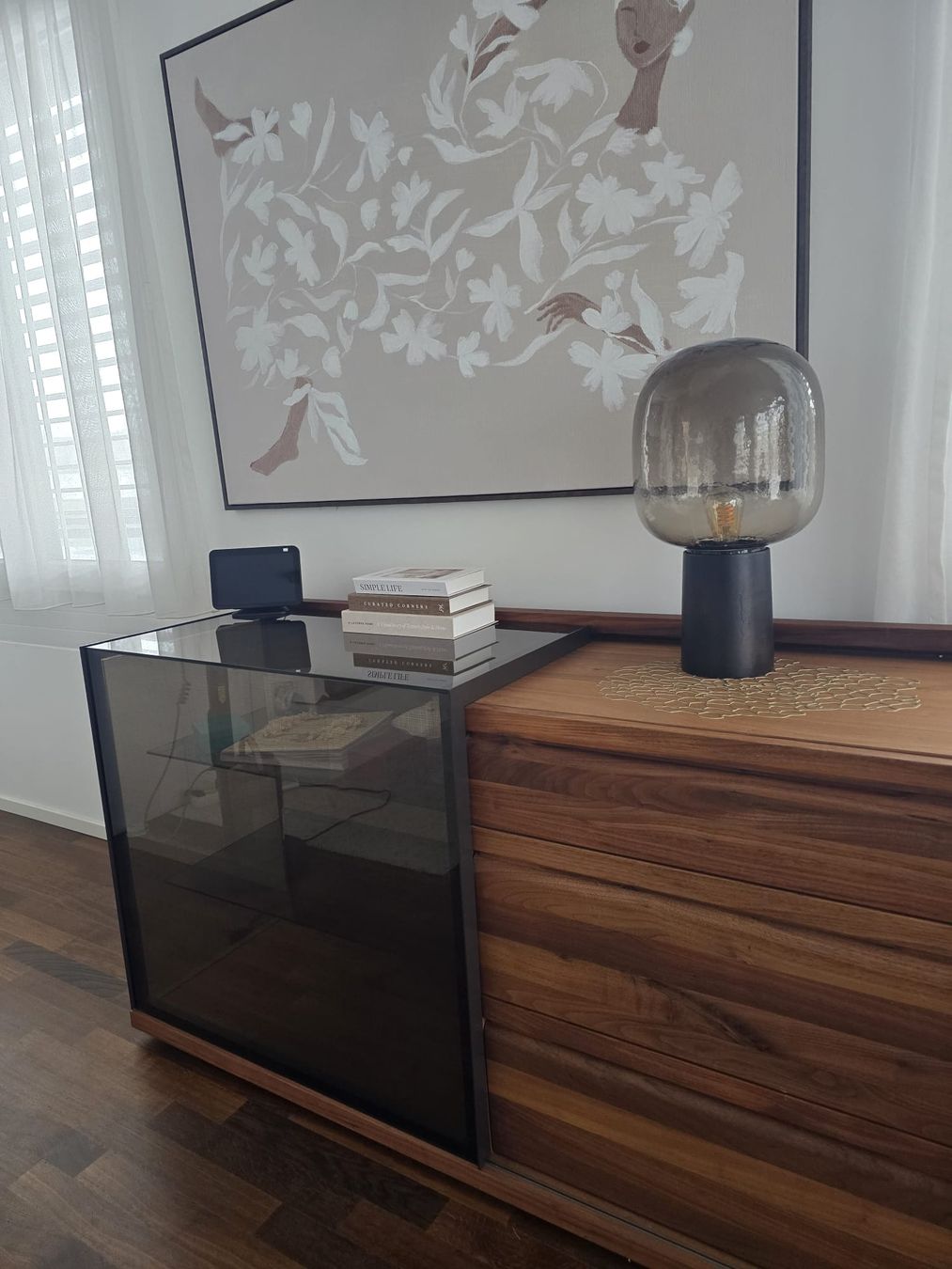 Kommoden: Kommode Nussbaum mit Glasfront Massivholz  – Gebraucht aus Dietikon von b.pierre 1