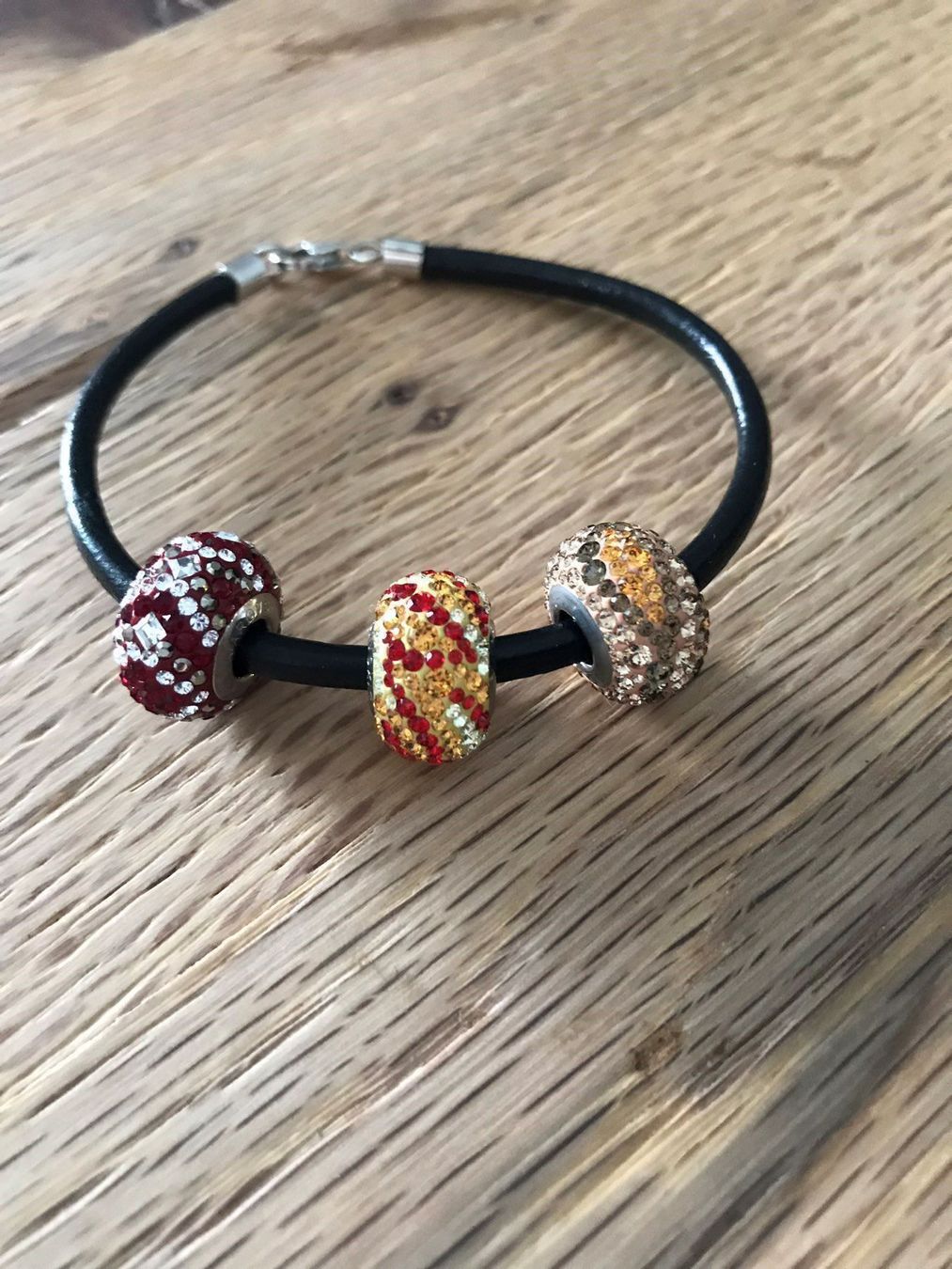 Ciondoli: Lederarmand mit 3 Swarovski Beads NEU – Nuovo (secondo la descrizione) da Winkel venduto da Glamour4You