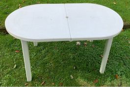 Gartentisch in Weiss aus Kunststoff