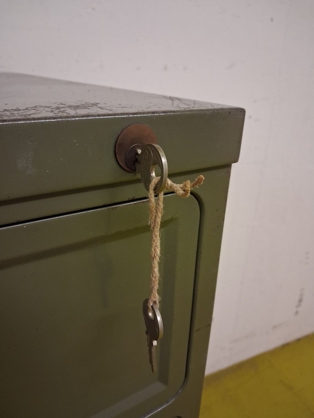 Armoires: Akter Schrank Karteikarten – D'occasion à Winterthur par lampenretter 4