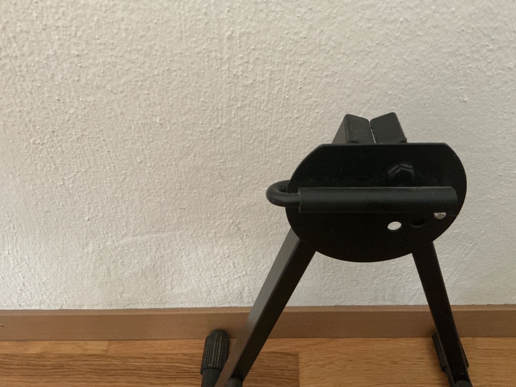 Supporti per strumenti musicali & leggii: Gitarrenständer/Bassständer. Direkt hinstellen oder spielen – Usato da Kilchberg venduto da molinoch 2