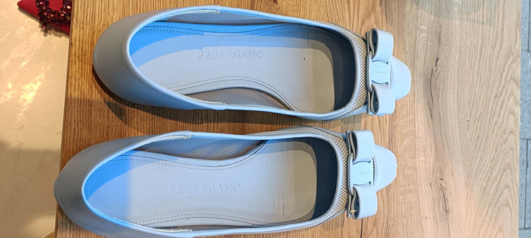Salvatore Ferragamo Scarpe da donna: Salvatore Ferragamo Ballerinas Hellblau, Gr. 38 – Usato da Zollikofen venduto da Proseco 1