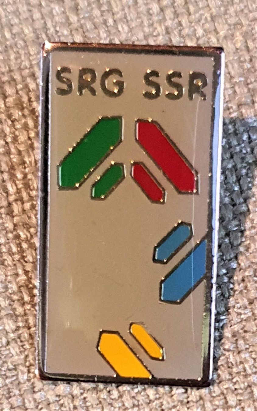 Plaketten & Abzeichen: I138 - Pin SRG SSR Schweizer Fernsehen – Gebraucht aus Reinach BL von Boston-Verkauf