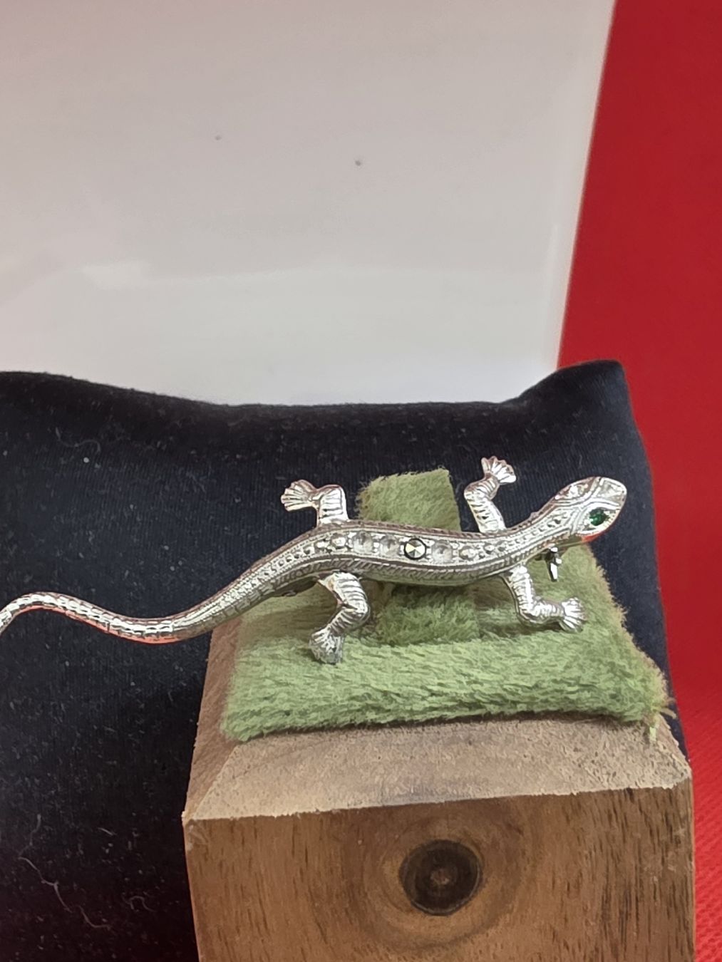 Broches & Aiguilles: Brosche Eidechse silberfarben mit Steinen besetzt – D'occasion à Herisau par Antiques.AR