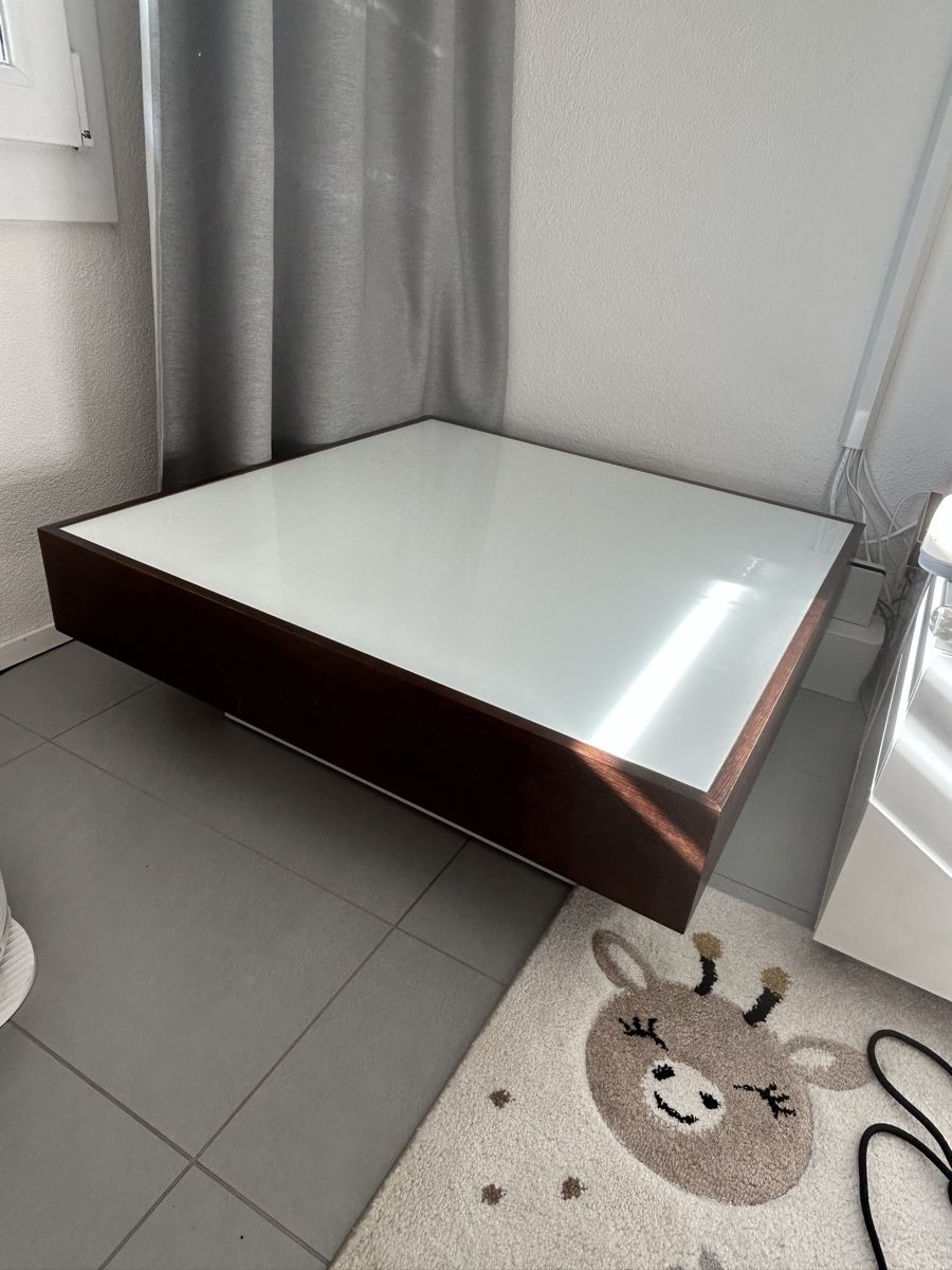 Tische: Glass-Top Coffee Table - Modern Design – Gebraucht aus Dübendorf von sarniacz