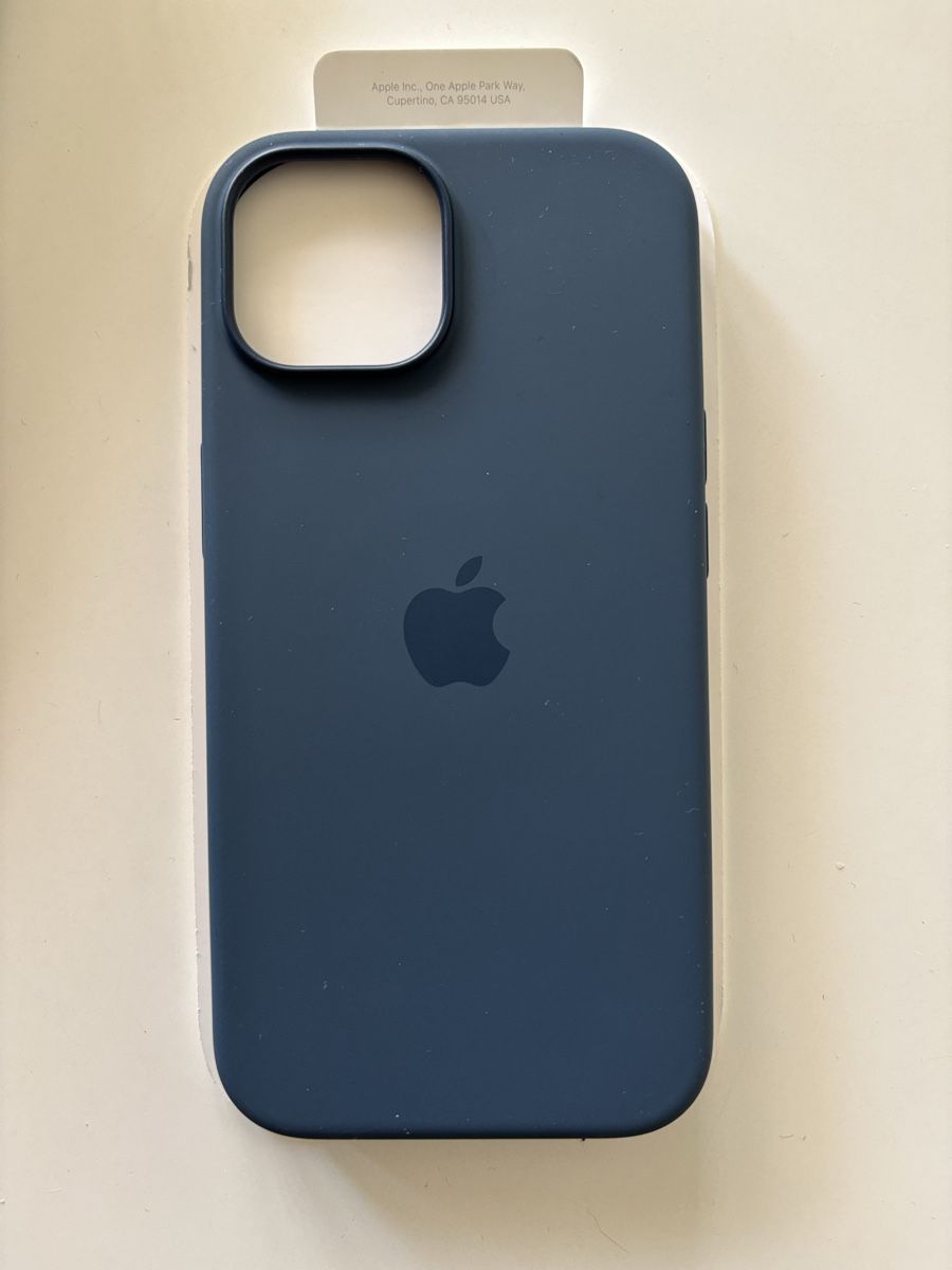 Apple Covers & Schutzfolien: Iphone 15 Silicone Case – Neu und originalverpackt aus Gerzensee von Bluebouquet 1