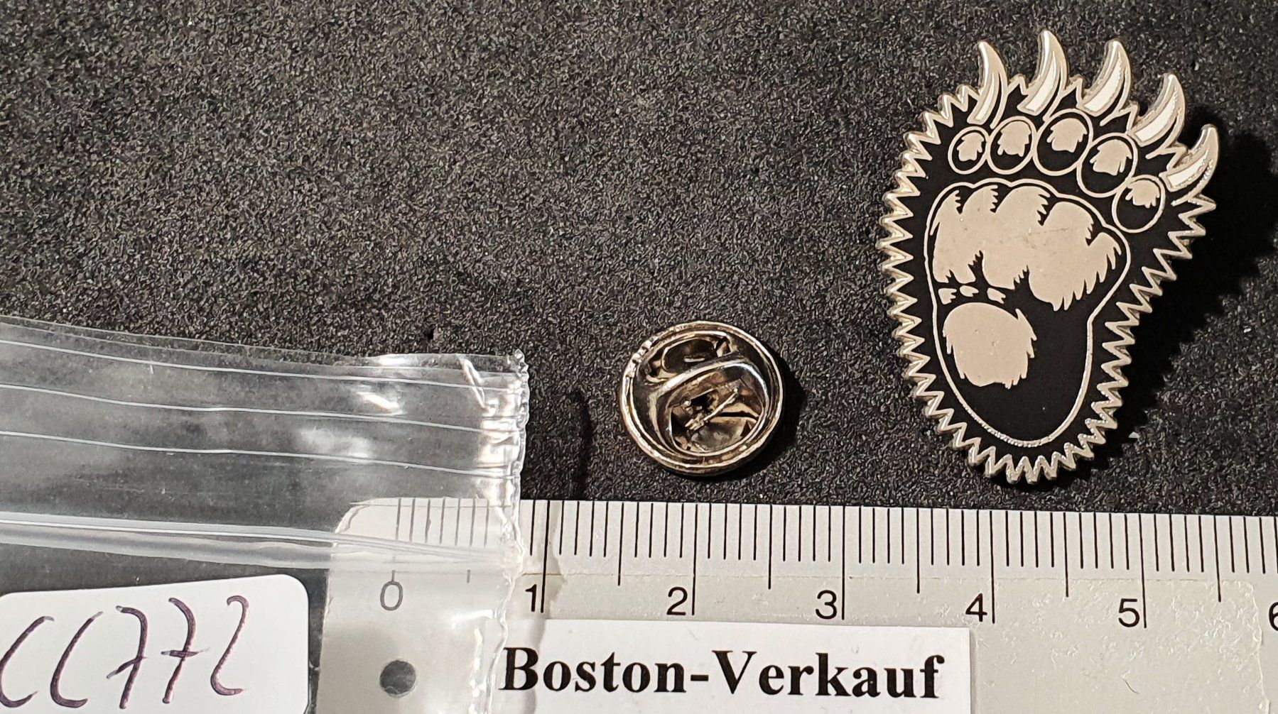 Placchette & Badge: CC772 - Pin Grosse Bärentaze Bär – Usato da Reinach BL venduto da Boston-Verkauf 1
