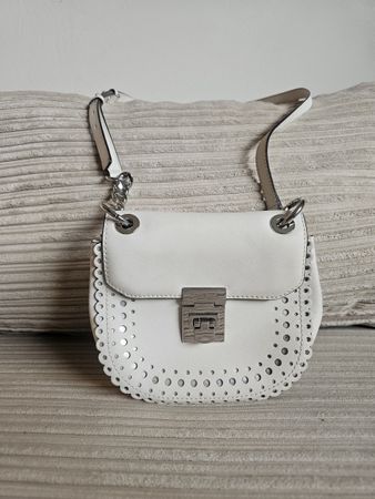 Michael Kors Umhängetasche weiss mit Lochmuster neuwertig