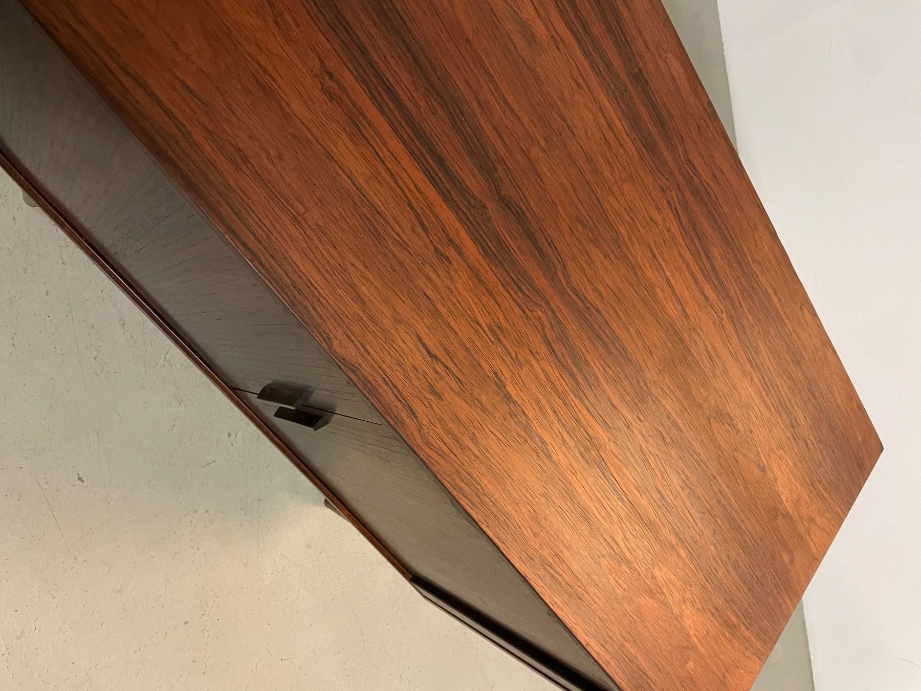 Cassettiere: Kai Kristiansen Palisander Sideboard Kommode Schallplatten – Usato da Basel venduto da MidMod20C 4