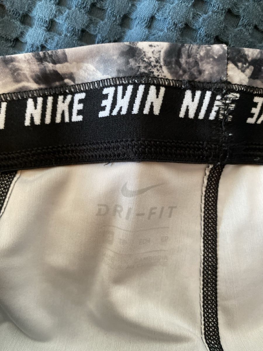 Nike Leggings: Legging nike Running 7/8 taille XS comme neuf – Nuovo (secondo la descrizione) da Rubigen venduto da cam_drb7 2