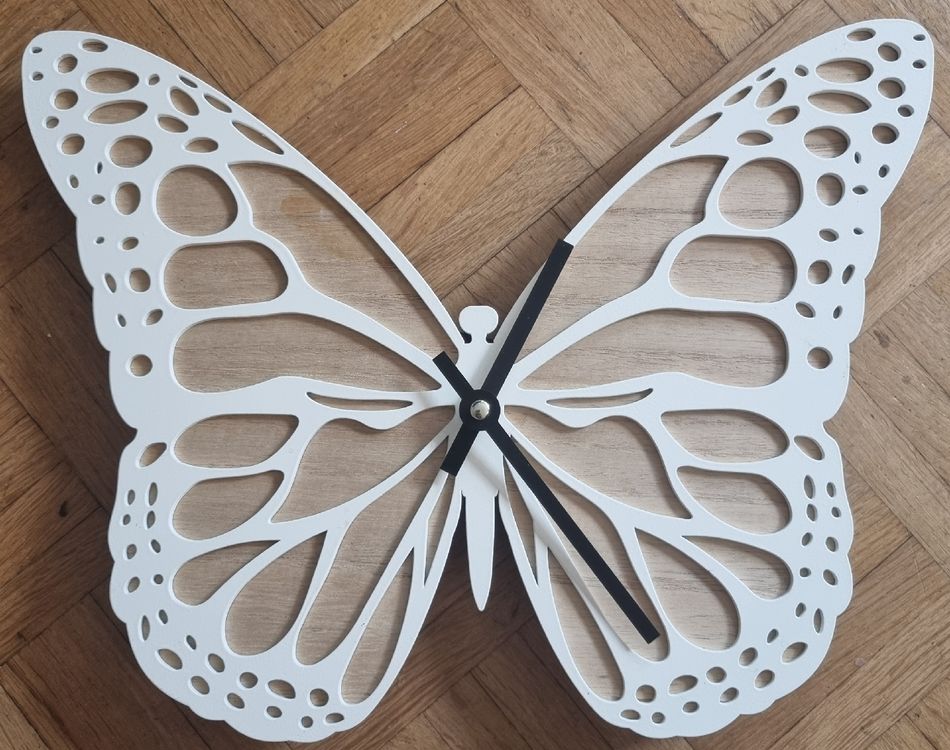 Wanduhr Mit Schmetterling