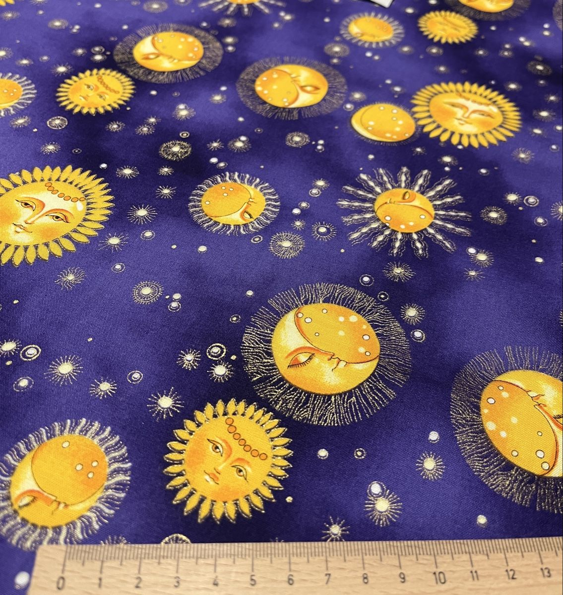 Tessuti: Patchworkstoff Sunne-Mond-Sternli lilatöne-gold-gelb – Nuovo (secondo la descrizione) da Seuzach venduto da KreativmitStoff 1