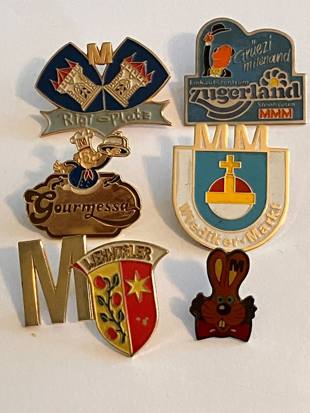 Placchette & Badge: 6 Pin Migros Filialen etc. – Usato da Basel venduto da djwwpp