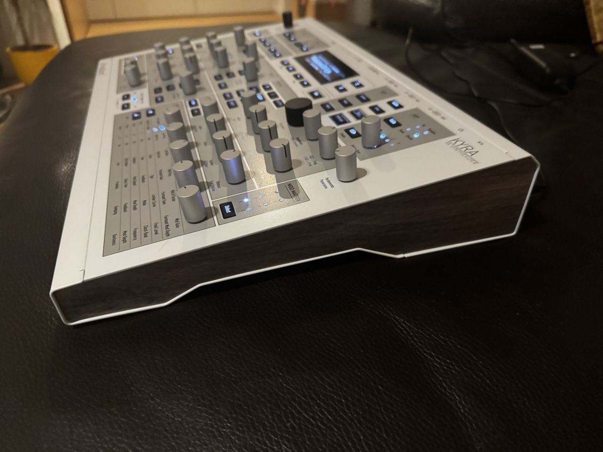 Waldorf Strumenti musicali: Waldorf Kyra - 128 Voice Desktop Synthesizer – Usato da Zürich venduto da 1cut2 1