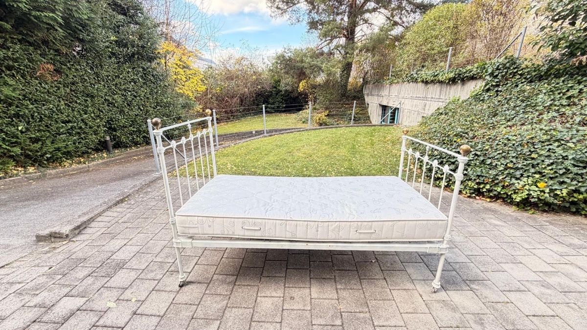 Betten: VIKTORIANISCHES EINZELBETT AUS MESSING UND EISEN – Gebraucht aus Zizers von 7000GR 1