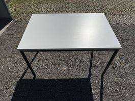 Tisch weiss/grau mit schwarzem Metallgestell, 120 x 80 cm