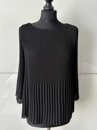 Elegante schwarze Bluse mit Plisseefalten