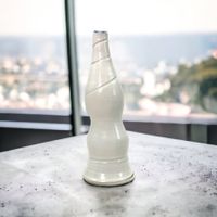 Vase torsadé signé en céramique d'art émaillée bleu blanc