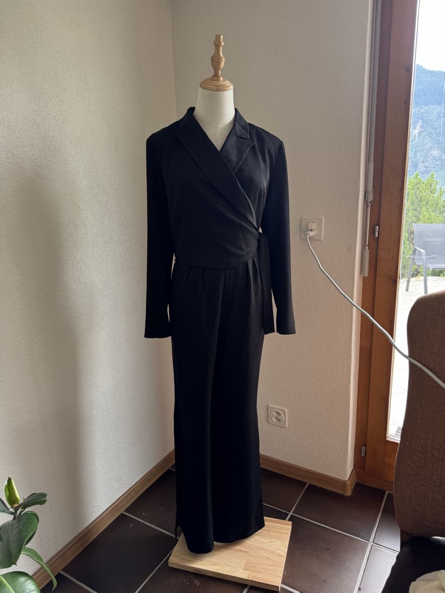 Tute: Schwarzer Jumpsuit mit Wickelfront/Combinaison portefeuille – Nuovo (secondo la descrizione) da Veyras venduto da ValClasse 1