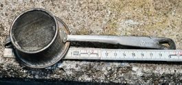 altes Metall Sieb mit Schweizer Kreuz/Militär? L 20cm