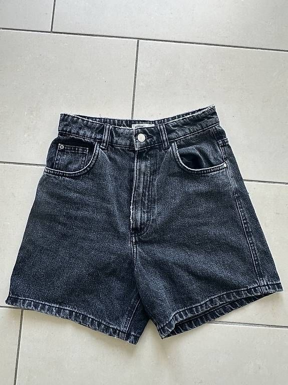 Jeans: Schwarze Jeans Short, Grösse 34  – Usato da Kehrsatz venduto da aik_w2jm