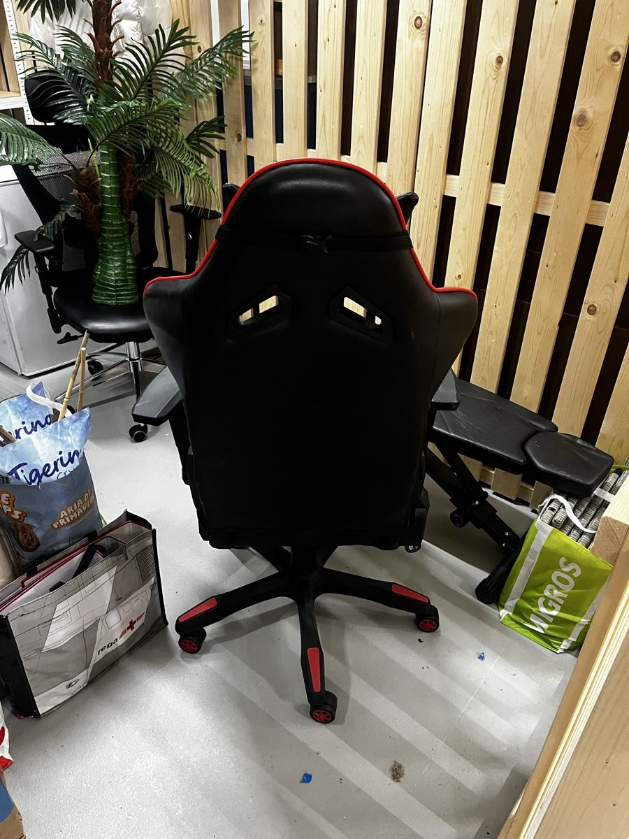 Stühle: Gaming Stuhl schwarz-rot – Gebraucht aus Wald ZH von vivian__ 1