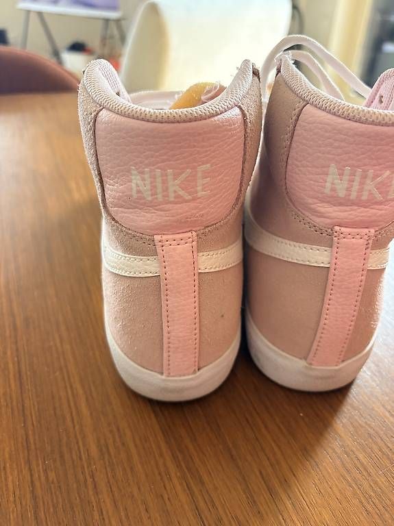 Chaussures femmes: Baskets montantes Nike rose. – D'occasion à Chardonne par any_yq5q 3