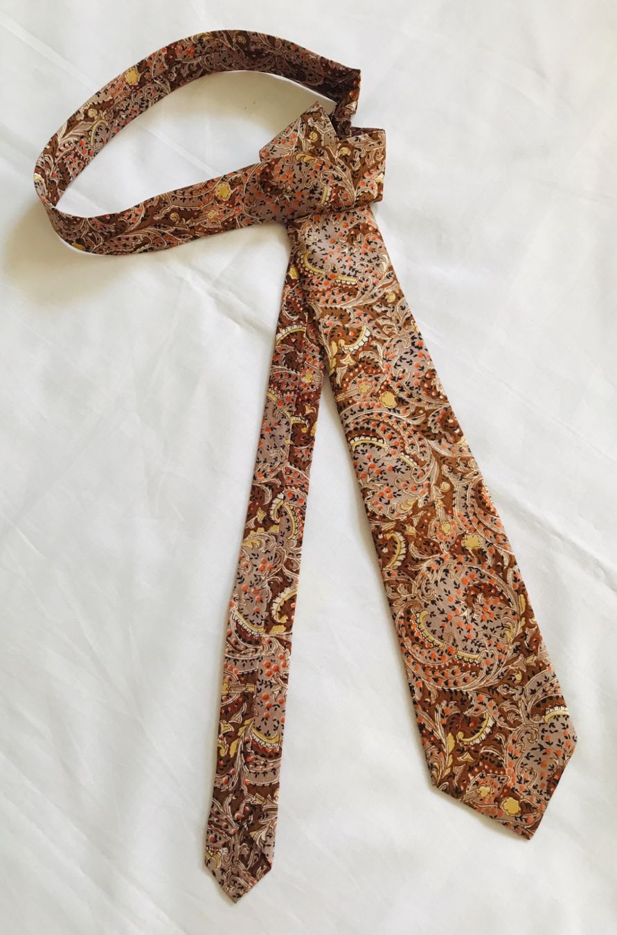 Cravatte: Brand new silk tie. – Nuovo e nell'imballaggio originale da Tagelswangen venduto da fireiceprincess