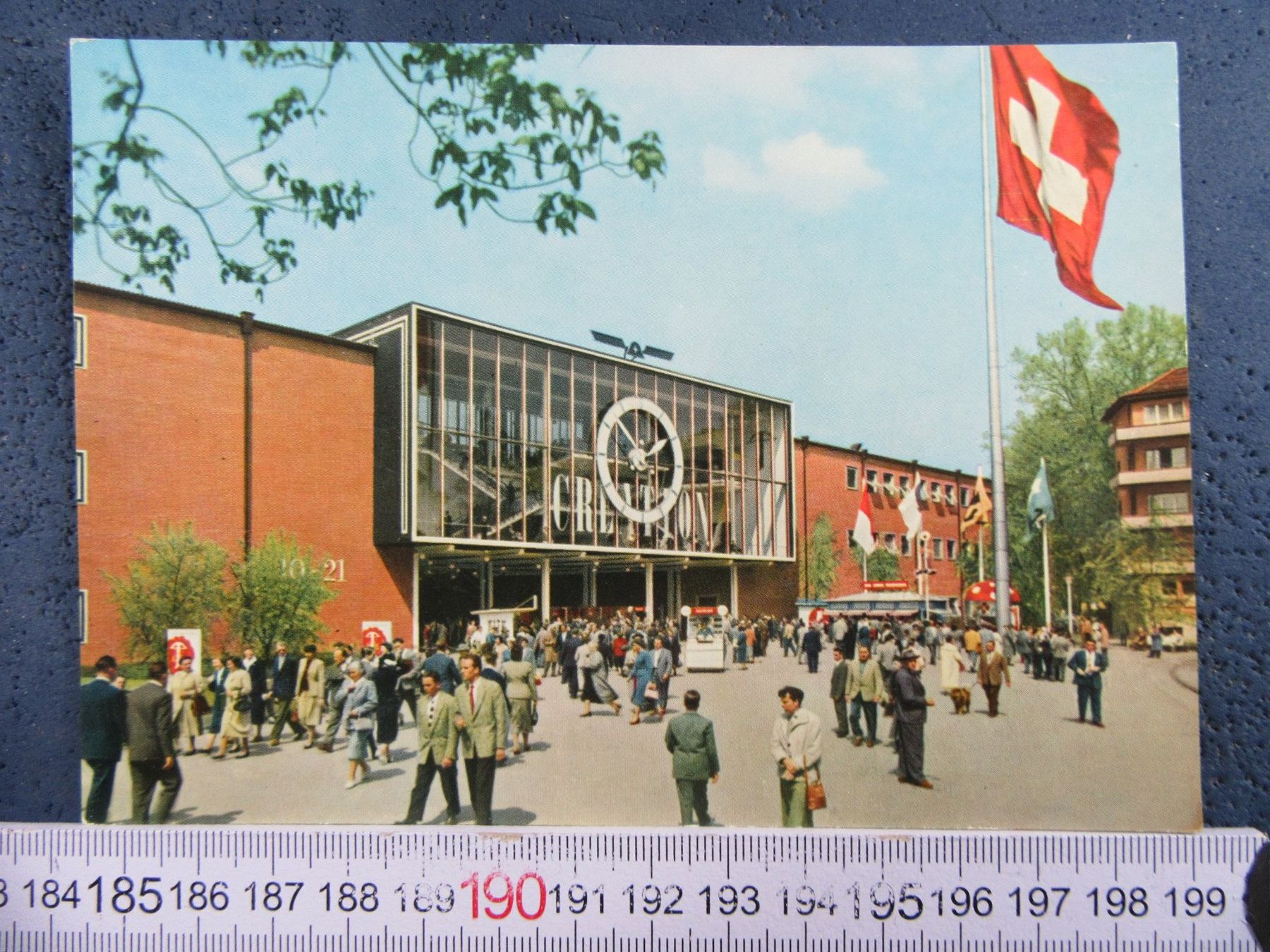 Cartes postales: BASEL MUBA GROSSE UHR AK-BS BELEBT – D'occasion à Ettingen par Hausi4711