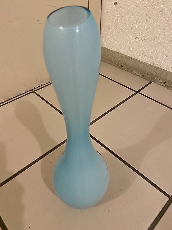 Vase & Récipients: Vase bleu opale – D'occasion à St-Blaise par NSUTT1953