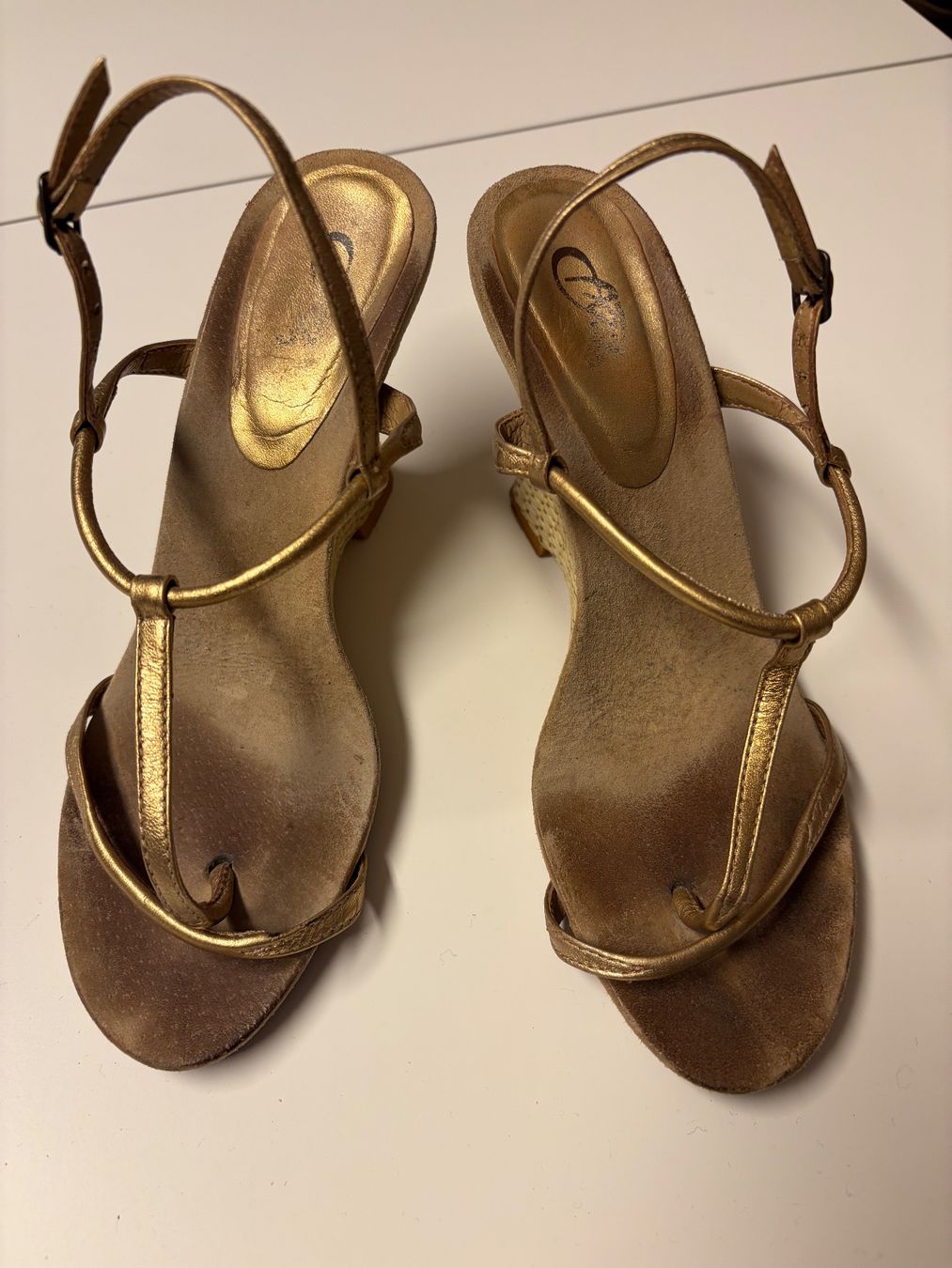 Scarpe da donna: Sandales compensées dorées femme taille 38 usagées – Usato da Vallamand venduto da rom_z7q6