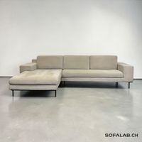 Ecksofa mit Longchair Beige Stoff und all die Kissen