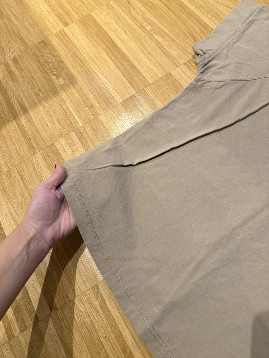 T-shirt: Light brown T-shirt – Nuovo (secondo la descrizione) da Adliswil venduto da Marjin 1