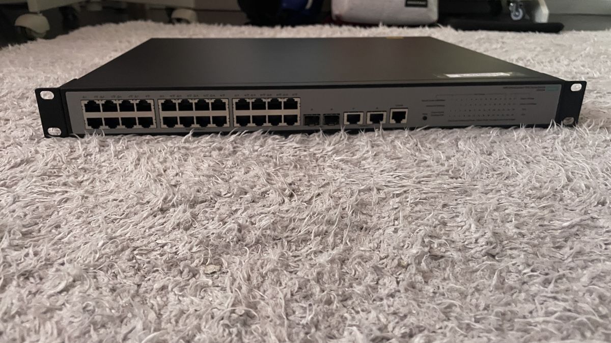 Hewlett Packard Hub & Switch: HPE OfficeConnect 1950 Series Switch – Usato da Ramlinsburg venduto da Meeliinaa