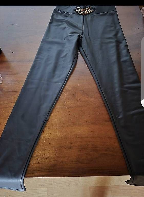 Lotti di vestiti: A vendre pantalon +veste – Usato da Les Rasses venduto da bla_c5x8 3