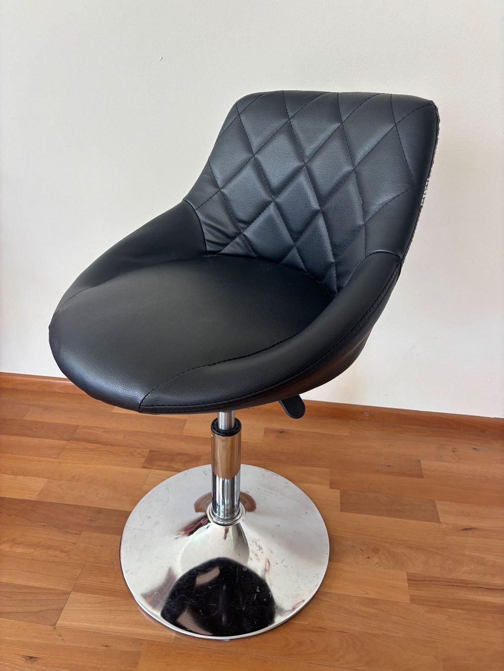 Vidaxl Stühle: 4 Schwarze höhenverstellbare Stühle – Gebraucht aus Küsnacht ZH von zuriz