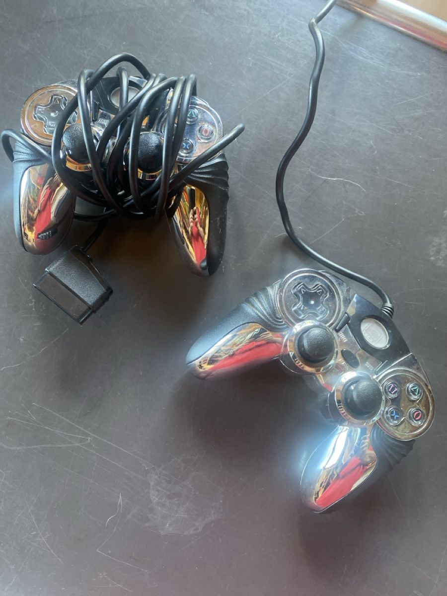 Spiele: 32 PS 2 Spiele und 2 Controller  – Gebraucht aus Solothurn von Bebbimich0 5