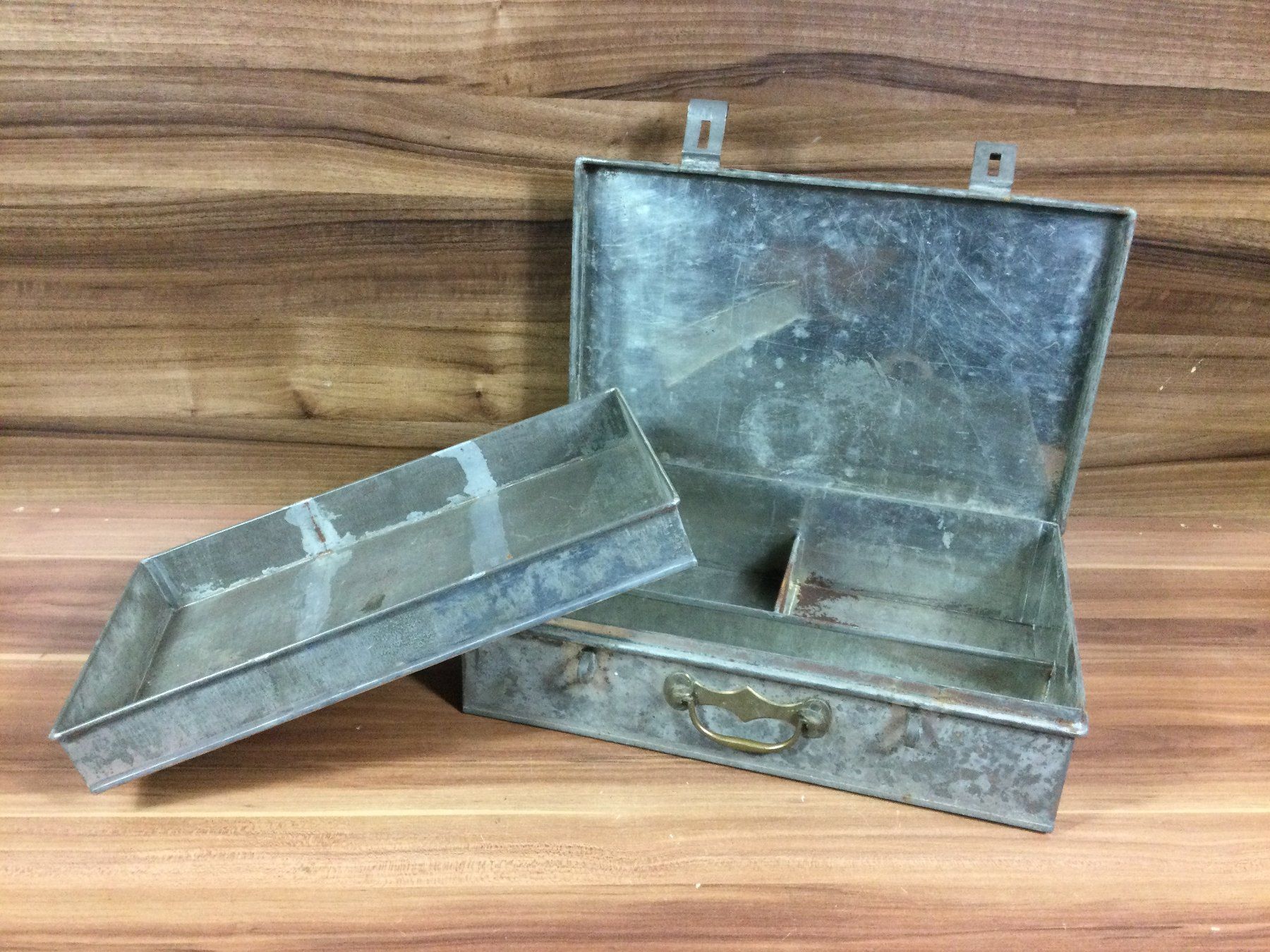 Werkzeuge: Gebrauchte Blechkassette mit Messing Handgriff – Gebraucht aus Wangen SZ von kuriosum12