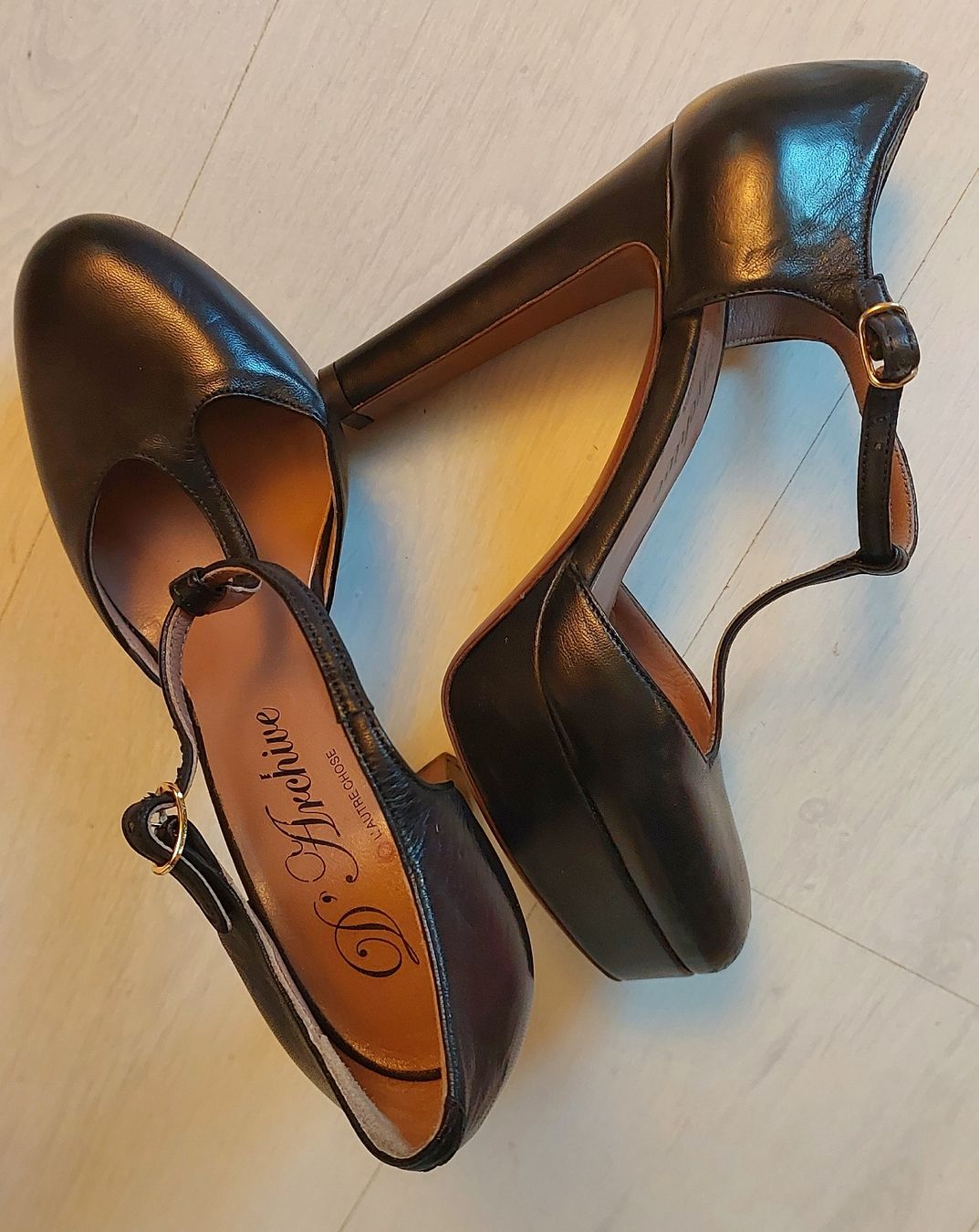 Damenschuhe: Riemen High Heel – Gebraucht aus Brunnen von CHOUCHOU.