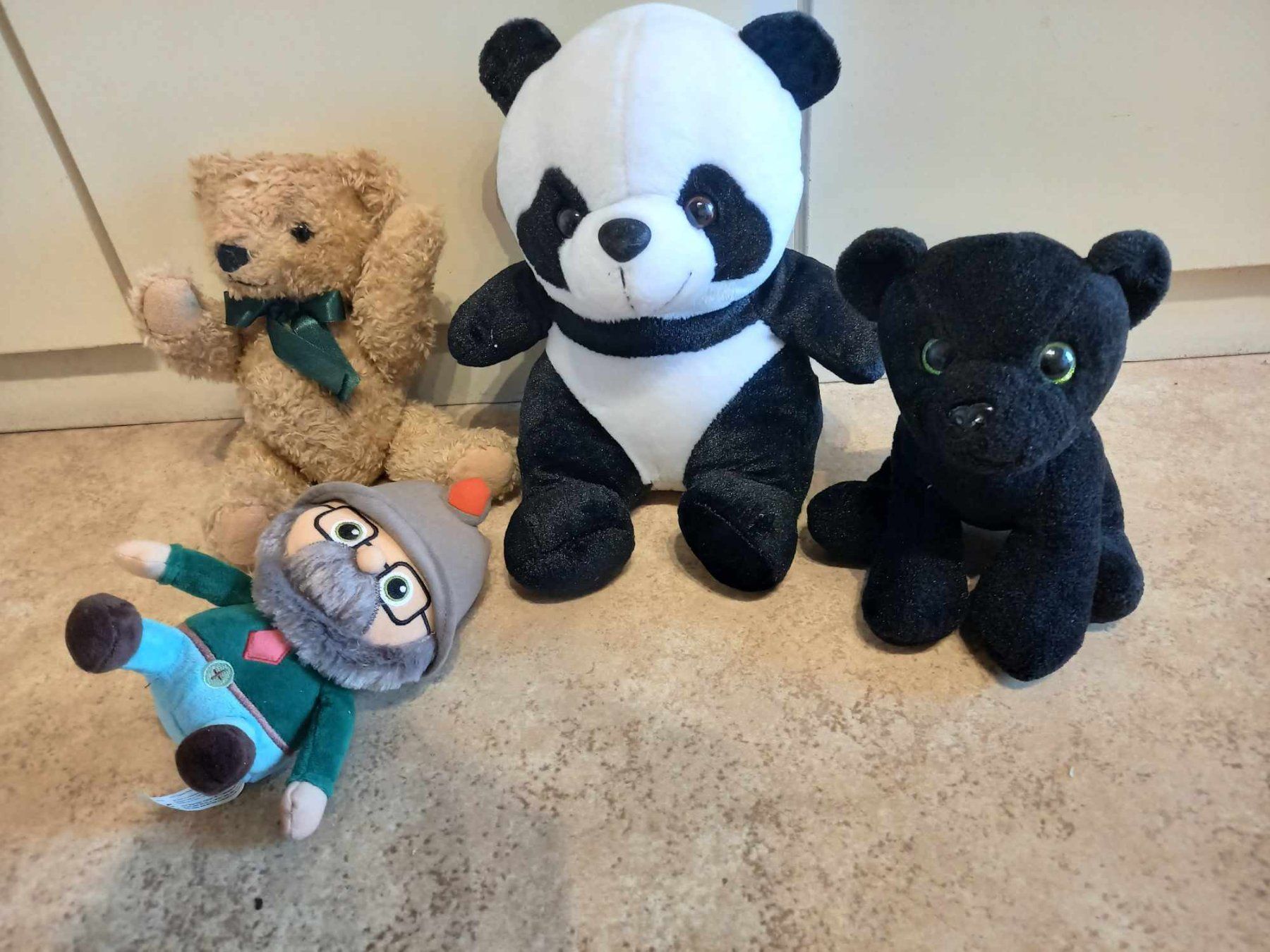Spielzeuge: 4 Kuscheltiere Panda Bär Panther – Gebraucht aus Möhlin von dom_96nf