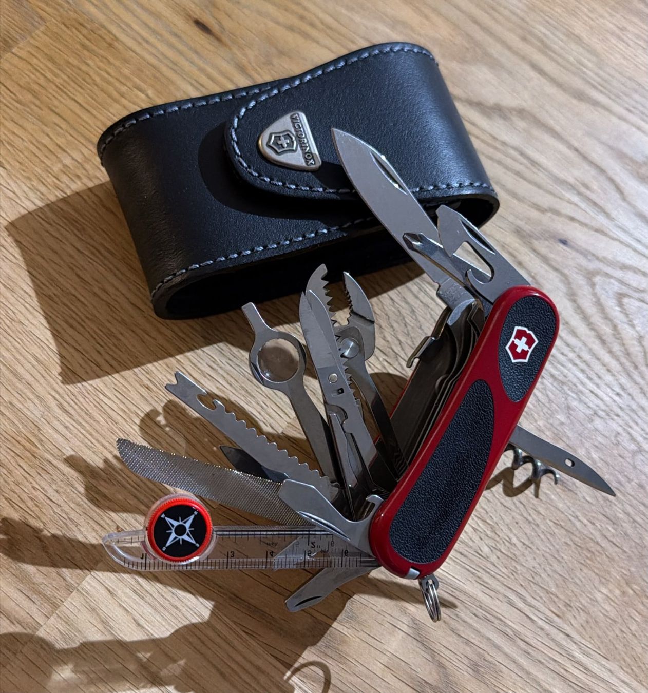Victorinox Couteaux de poche: VICTORINOX  TASCHENMESSER EVOLUTION  GRIP RED/BLACK MIT ETUI – D'occasion à Zürich par Frei-Occasionen