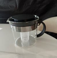 Teekanne aus Glas mit Siebeinsatz