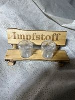 Lustige Impfstoff-Schnapsbank aus Holz mit 2 Shot-Glaesern