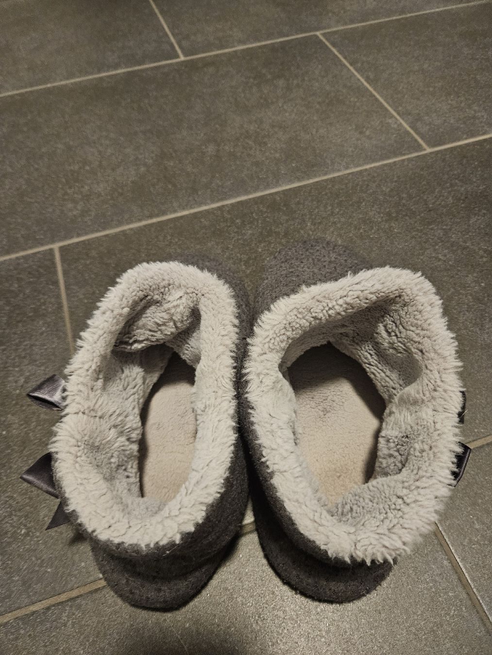 Damenschuhe: getragene Damen Slippers grau – Gebraucht aus Basel von kat_zm5j 1