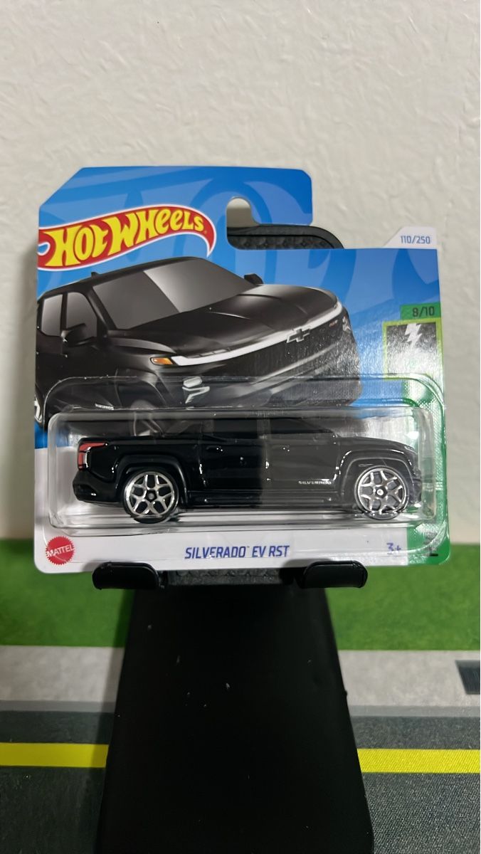 Hot Wheels Modellini d'auto: Hot Wheels Silverado EV RST, schwarz, Neu & ungeöffnet! – Nuovo (secondo la descrizione) da Thayngen venduto da sop_2xnz