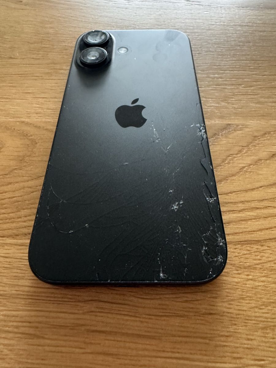 Apple Telefoni cellulari / Smartphones: iPhone 16, 256gb, Schwarz, Defekte Rückseite. – Usato da Kriens venduto da TIM20__ 1