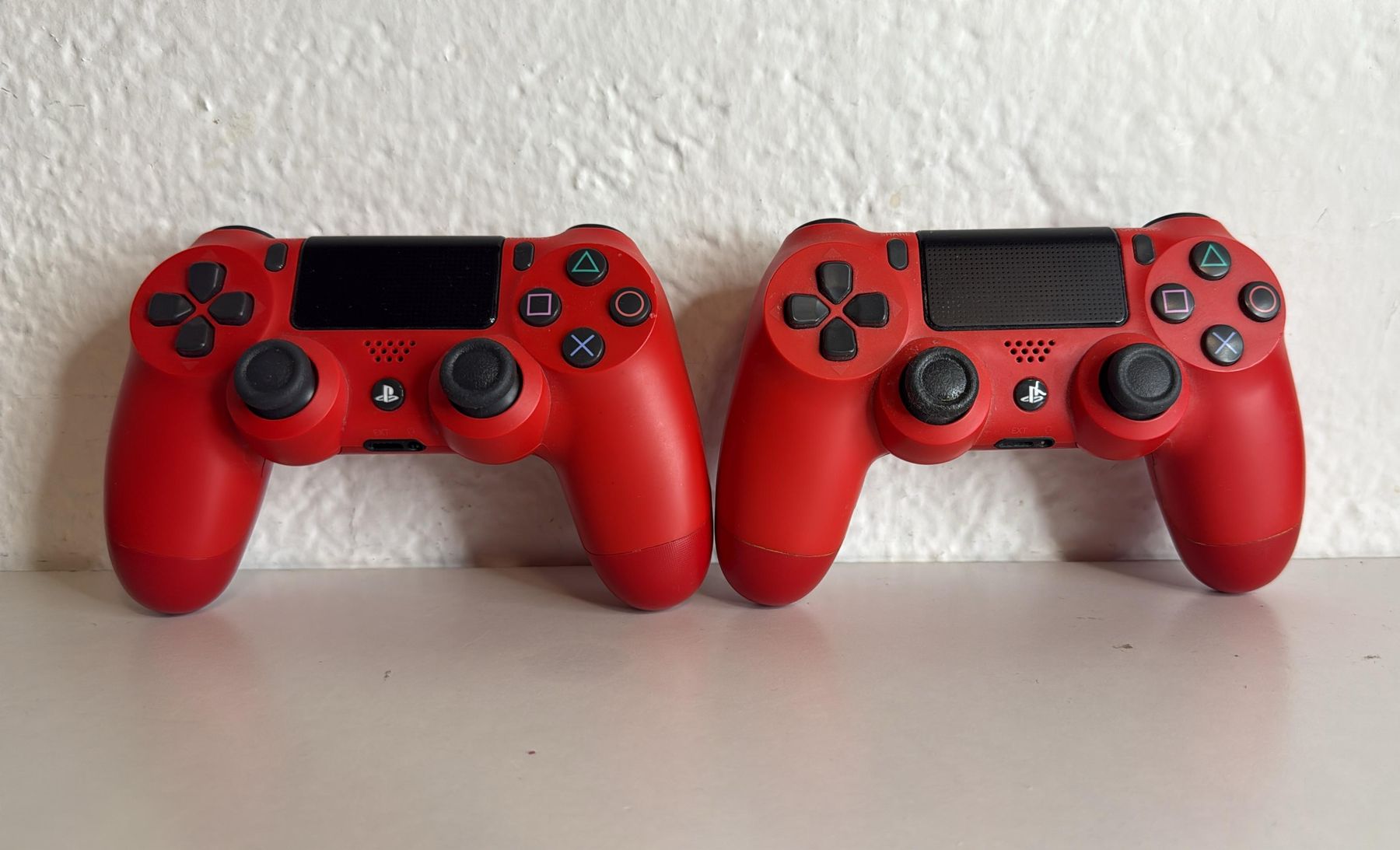 Manettes: 2x Sony PS4 Controller Dualshock 4 Rot mit Ladestation – D'occasion à Ehrendingen par lax21 4