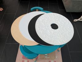 Kindertisch mit Zubehoer guter Zustand (3:Stühle)