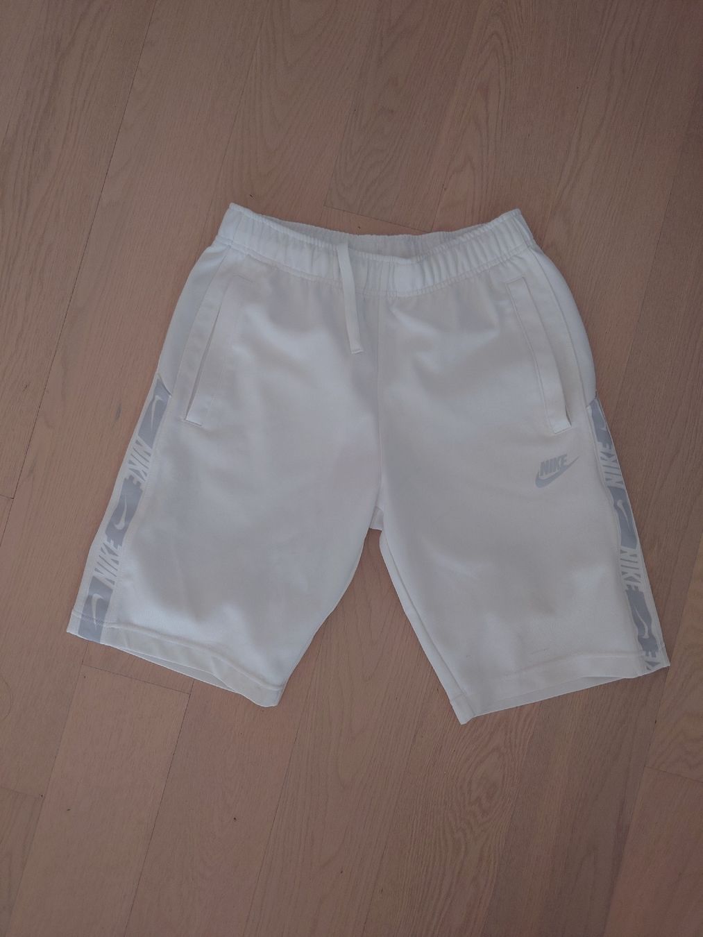 Nike Pantaloni: Nike shorts – Usato da Le Landeron venduto da Plushka 1