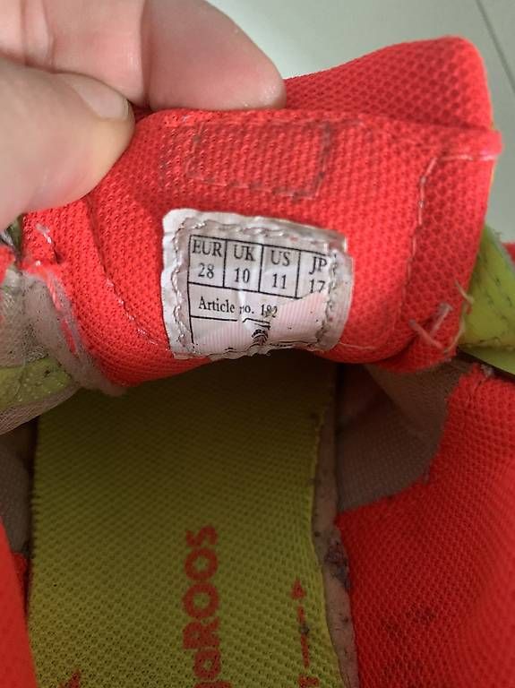 Chaussures garçon: Turnschuhe Grösse 28 – D'occasion à Otelfingen par che_26d5 3